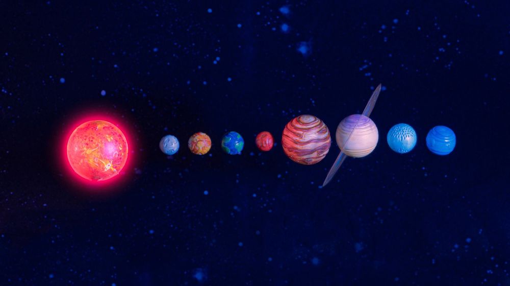 Cadeau espace : maquette du système solaire et objets déco pour passionnés d'univers