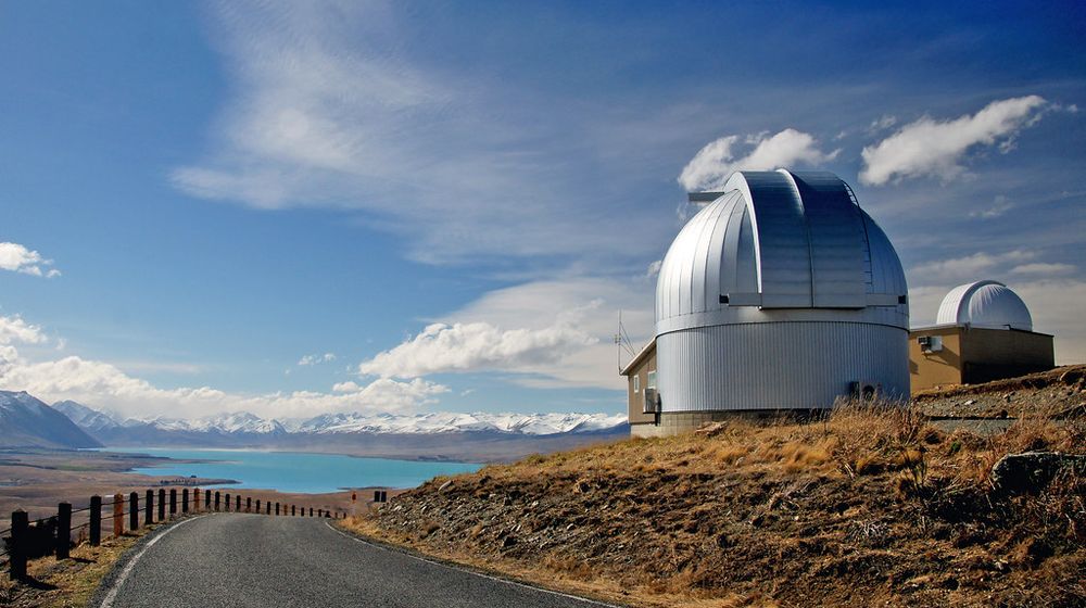 Observateur près de son télescope, pour comprendre combien coûte un télescope