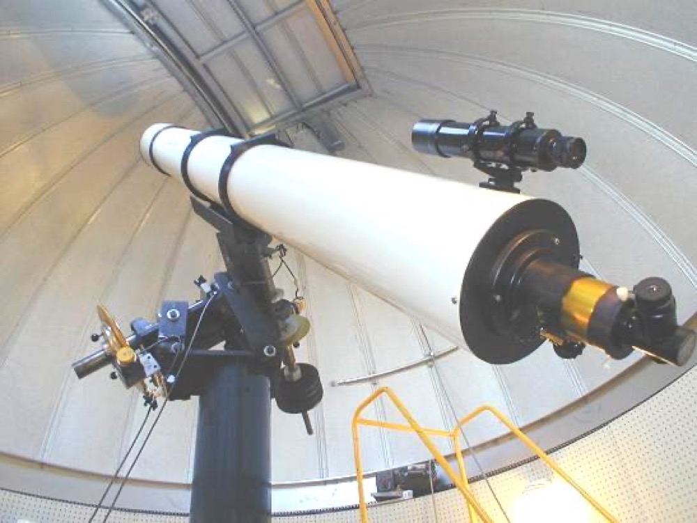 Lunette astronomique sur monture équatoriale, un exemple de réfracteur pour choisir sa lunette