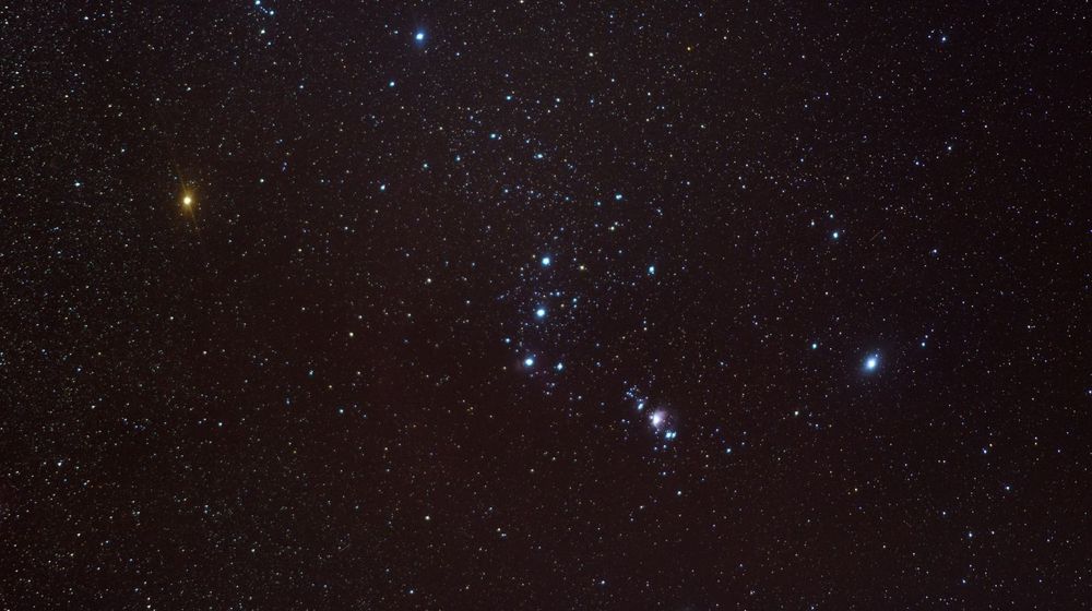 Ciel nocturne étoilé pour apprendre à reconnaître les constellations