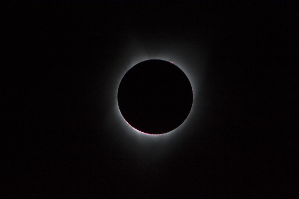 Éclipse solaire totale : le disque noir de la Lune entouré de la couronne blanche du Soleil