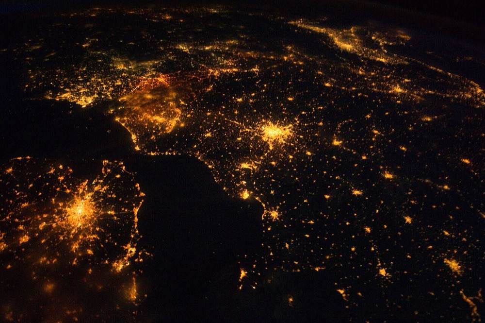 L'Europe de l'Ouest de nuit vue depuis l'espace, avec les grandes villes et leurs halos de pollution lumineuse