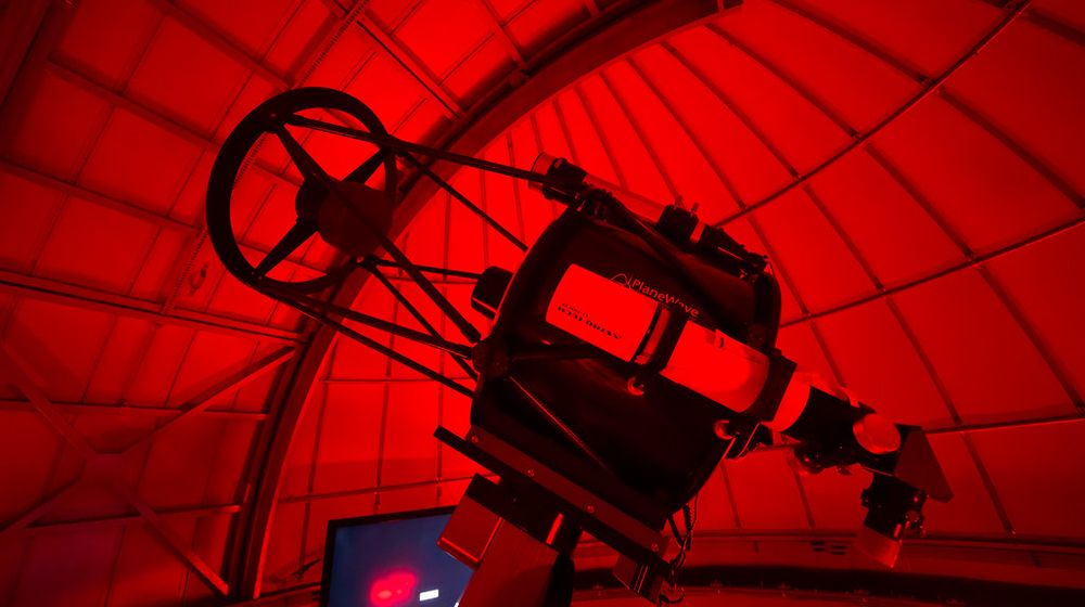 Télescope pointé vers le ciel étoilé, pour savoir quel télescope choisir