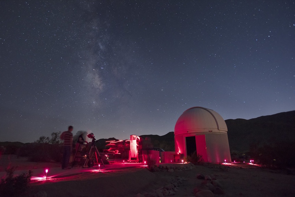 Observateurs et instruments au crépuscule sous la Voie lactée, utilisation d'une lunette astronomique