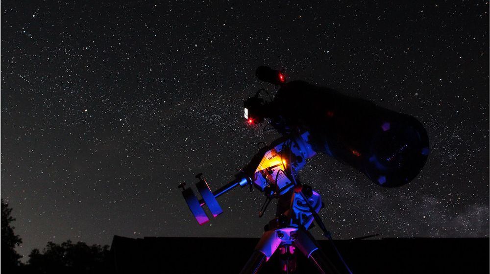 Télescope débutant installé sous un ciel étoilé pour une première observation